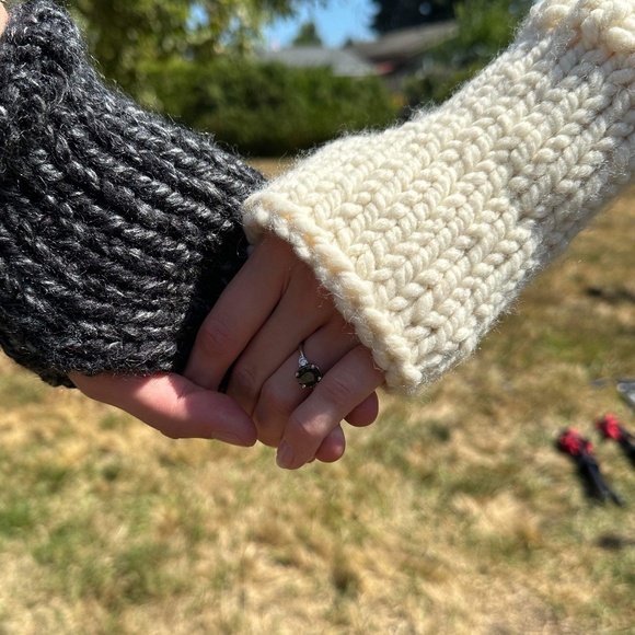 NWT Handknit Chunky Wool Fingerless Gloves ~ Unisex - Picture 7 of 7